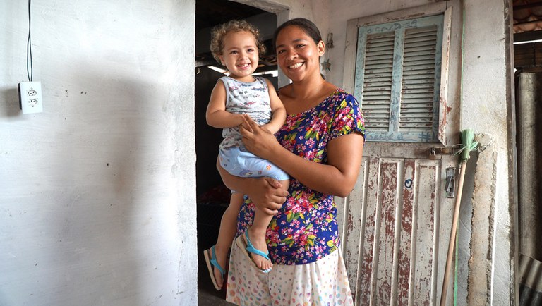 Em 82,5% dos lares contemplados pelo Auxílio Brasil em agosto, responsável familiar é mulher