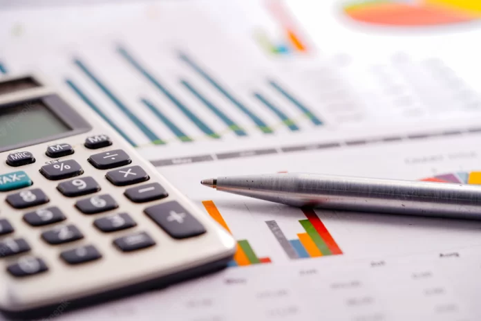 calculadora-e-caneta-no-papel-de-graficos_39768-1239