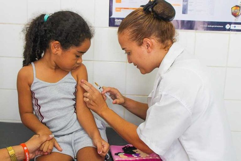 Ministério da Saúde abre consulta pública sobre incorporação de vacina da Pfizer para crianças de 6 meses a menores de 5 anos
