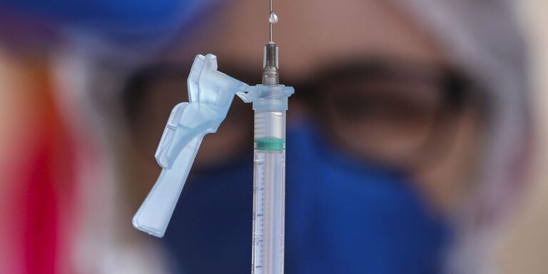 Brasil recebe primeiro lote com 1,4 milhão de doses de vacinas bivalentes contra a Covid-19