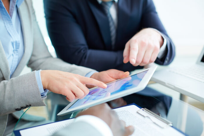 close-up-de-negocios-que-aponta-no-tabuleta-digital