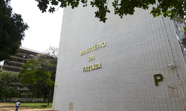 Governo cria poupança para incentivar permanência no ensino médio