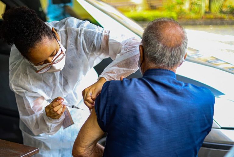 IBGE: quase 94% da população brasileira se vacinou contra covid-19