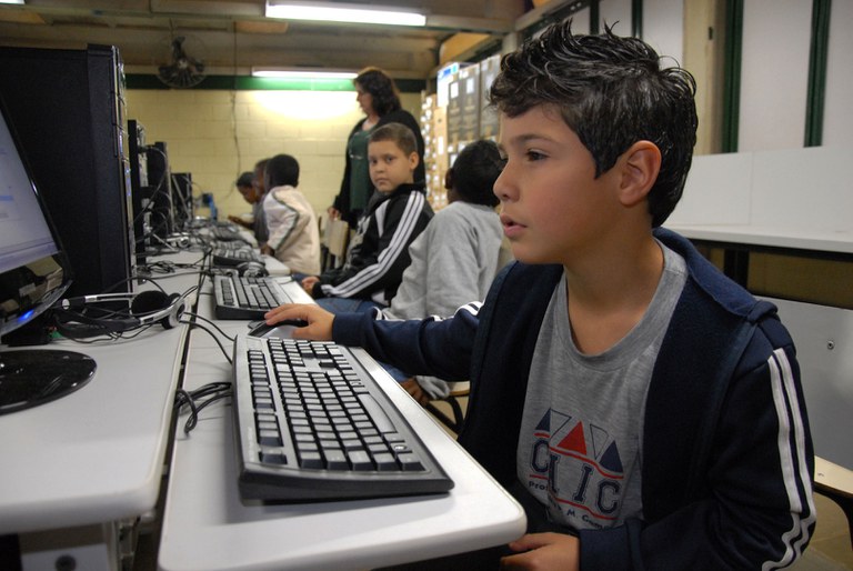 Governo federal conclui edital para levar internet a 1,4 mil escolas