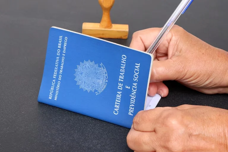 Empregos com carteira assinada e informais batem recordes
