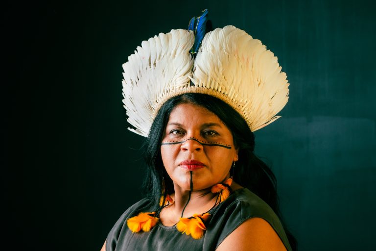 Ministra Sonia Guajajara recebe da ONU o Prêmio Campeões da Terra