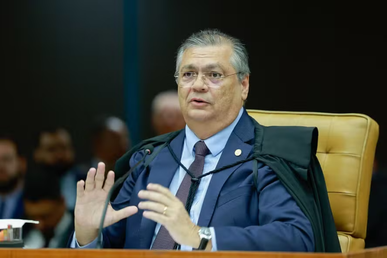 Flávio Dino endurece fiscalização e suspende emendas Pix em nove municípios e aciona PF para investigar irregularidades