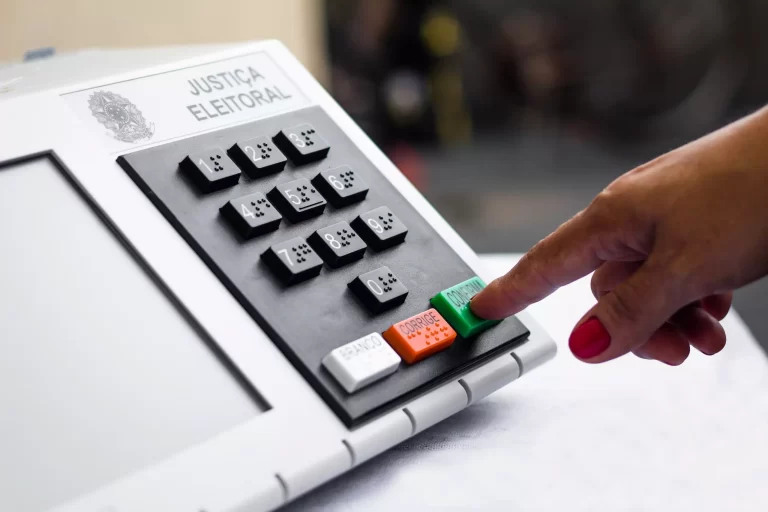 A pouco mais de dois meses das Eleições 2026, TSE reforça segurança das urnas eletrônicas
